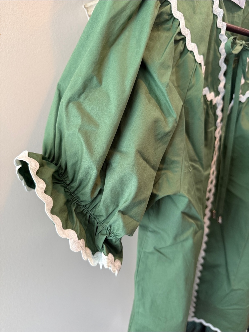 Mad Boutiques Green Puff-Sleeve Blouse with White Rickrack Trim NWOT - Picture 6 of 13